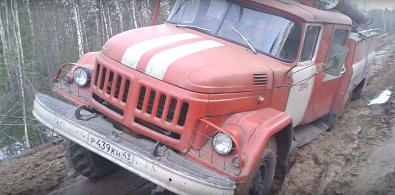 Центр притяжения: на дороге Демьяново — Киров застревает всё, кроме тракторов