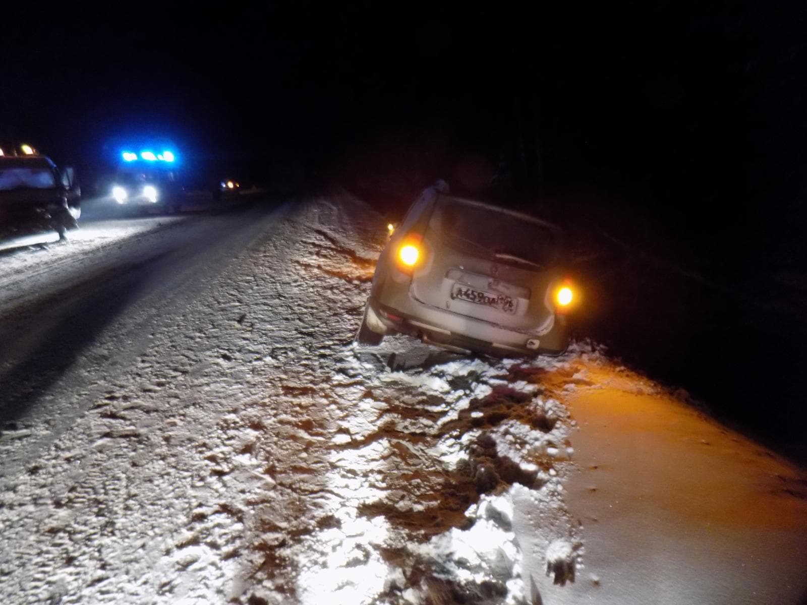 На трассе «Вятка» Renault врезался в стоящий эвакуатор
