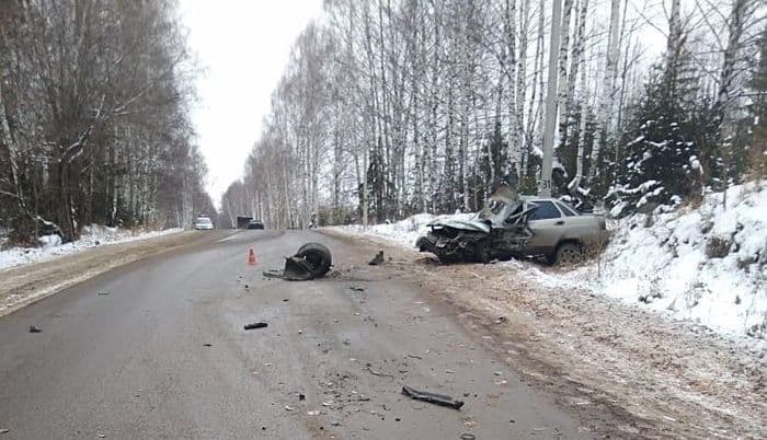 В Вятскополянском районе Volvo столкнулся с «десяткой»: легковушка в щепки