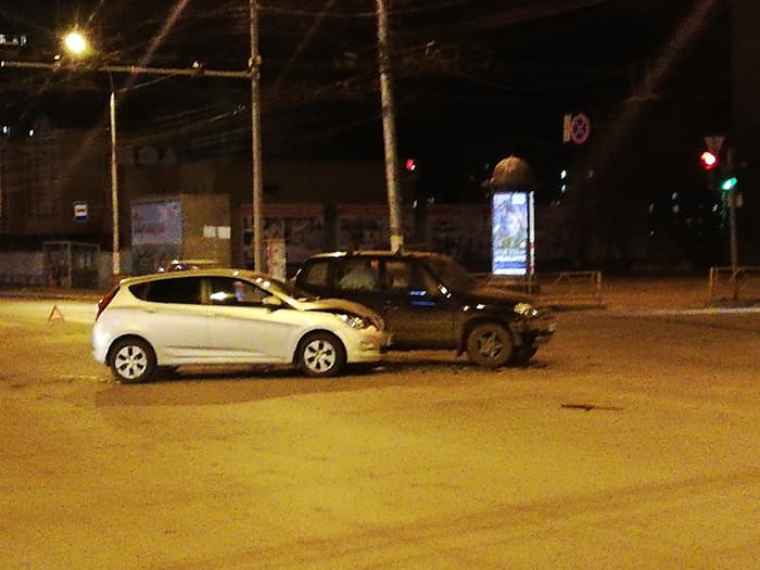 В центре города произошло столкновение Niva Chevrolet и Hyundai Solaris