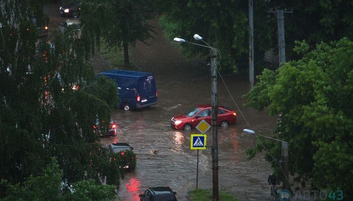 Машину затопило дождём, после чего она сломалась: что делать и как возместить ущерб? 