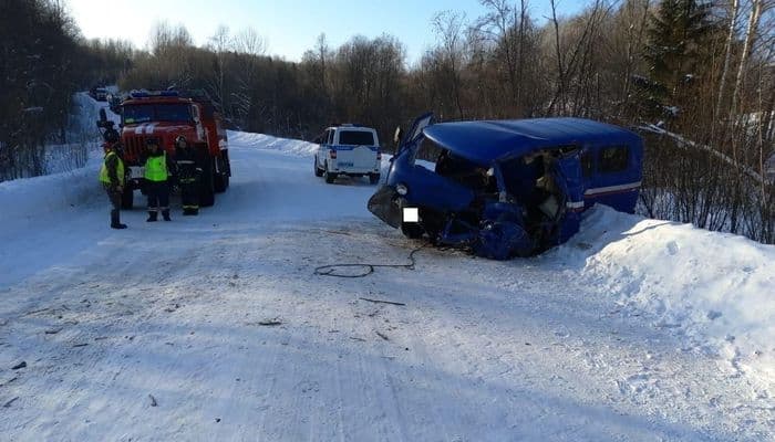 В Кировской области прицеп грузовика занесло на «встречку»: есть пострадавшие