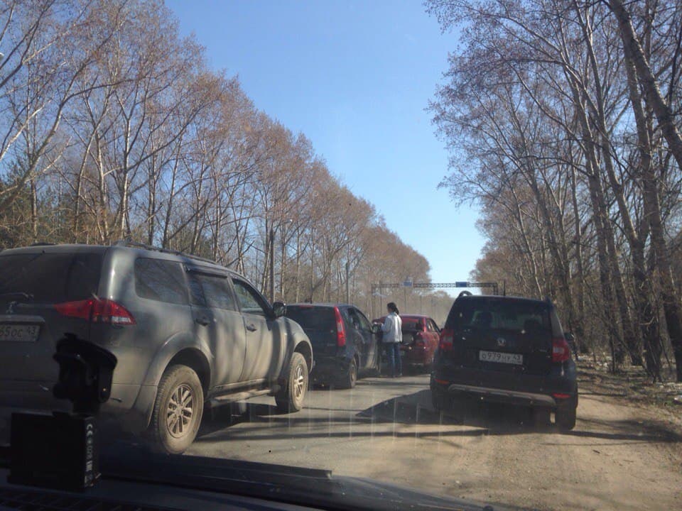 На дамбе за старым мостом столкнулись три автомобиля