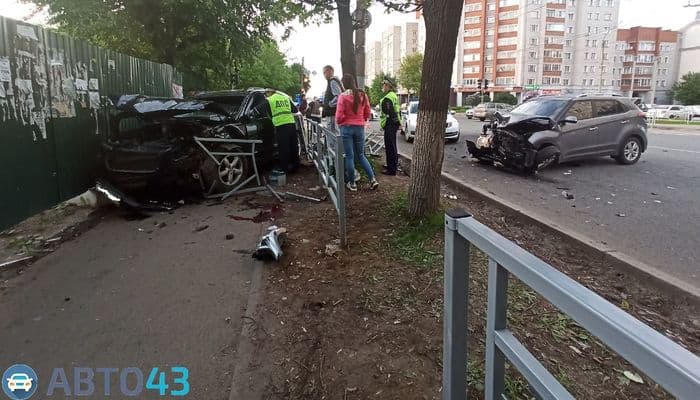 В Кирове на улице Ленина кроссовер сбил пешехода: жуткие кадры с места ДТП