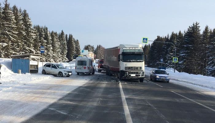В Слободском районе мужчина на «Гранте» влетел в грузовой автомобиль
