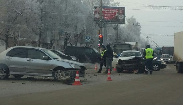 На улице Воровского “Лада Веста” и “Митсубиши Лансер” не поделили дорогу