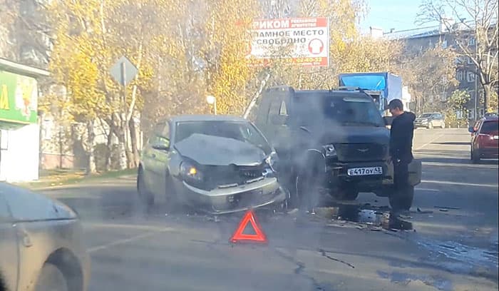 ДТП на Лепсе:  у “Гольфа” и “Патриота” разбиты “морды”