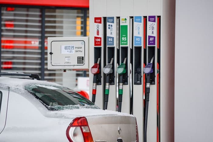 Стало известно, сколько заправок не доливают бензин
