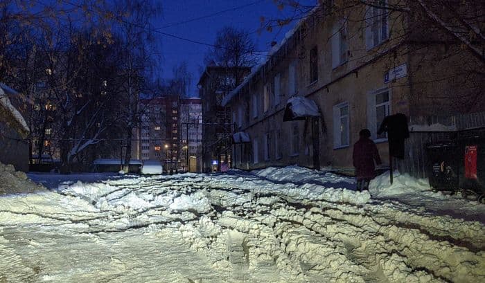 «Никогда такого не было, и вот опять»: Киров «потихоньку» заваливает снегом