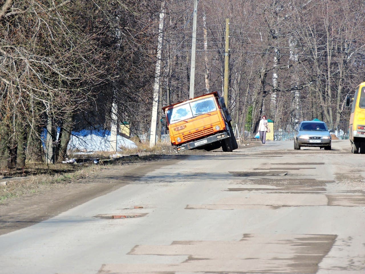 В Яранске «Камаз» провалился в яму
