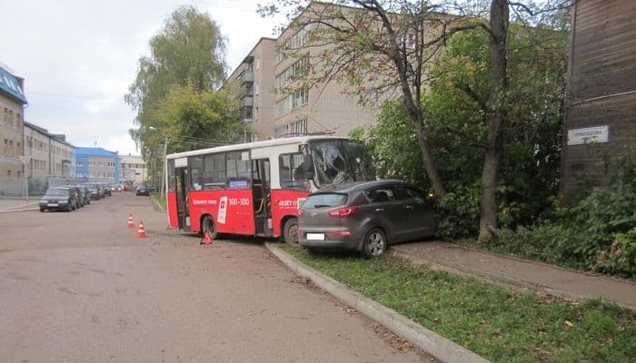 В Кирове «Пазик» врезался в кроссовер и «утащил» его к дереву