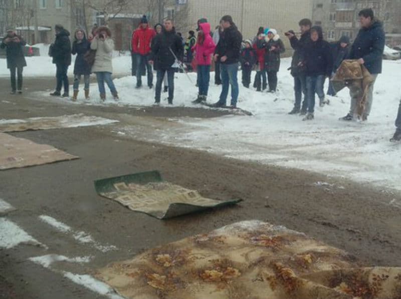 Разбитые дороги в Нововятске устлали коврами