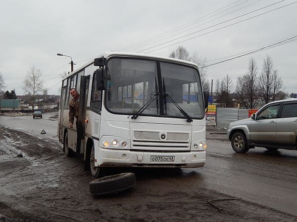 В Омутнинске у пассажирского автобуса на переезде отпало колесо