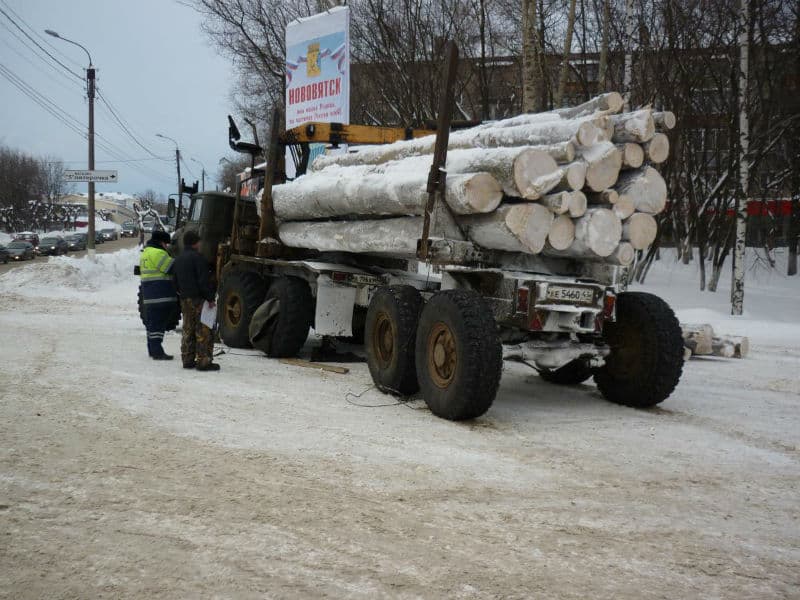 В Кирове у движущегося грузовика разорвало колесо