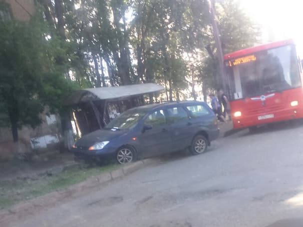 Водитель на Кольцова заехал на остановку и сбежал