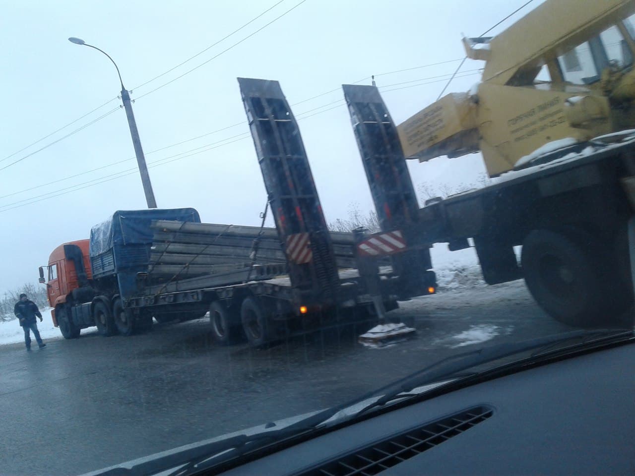 На Советском тракте с прицепа грузовика упали ЖБ плиты