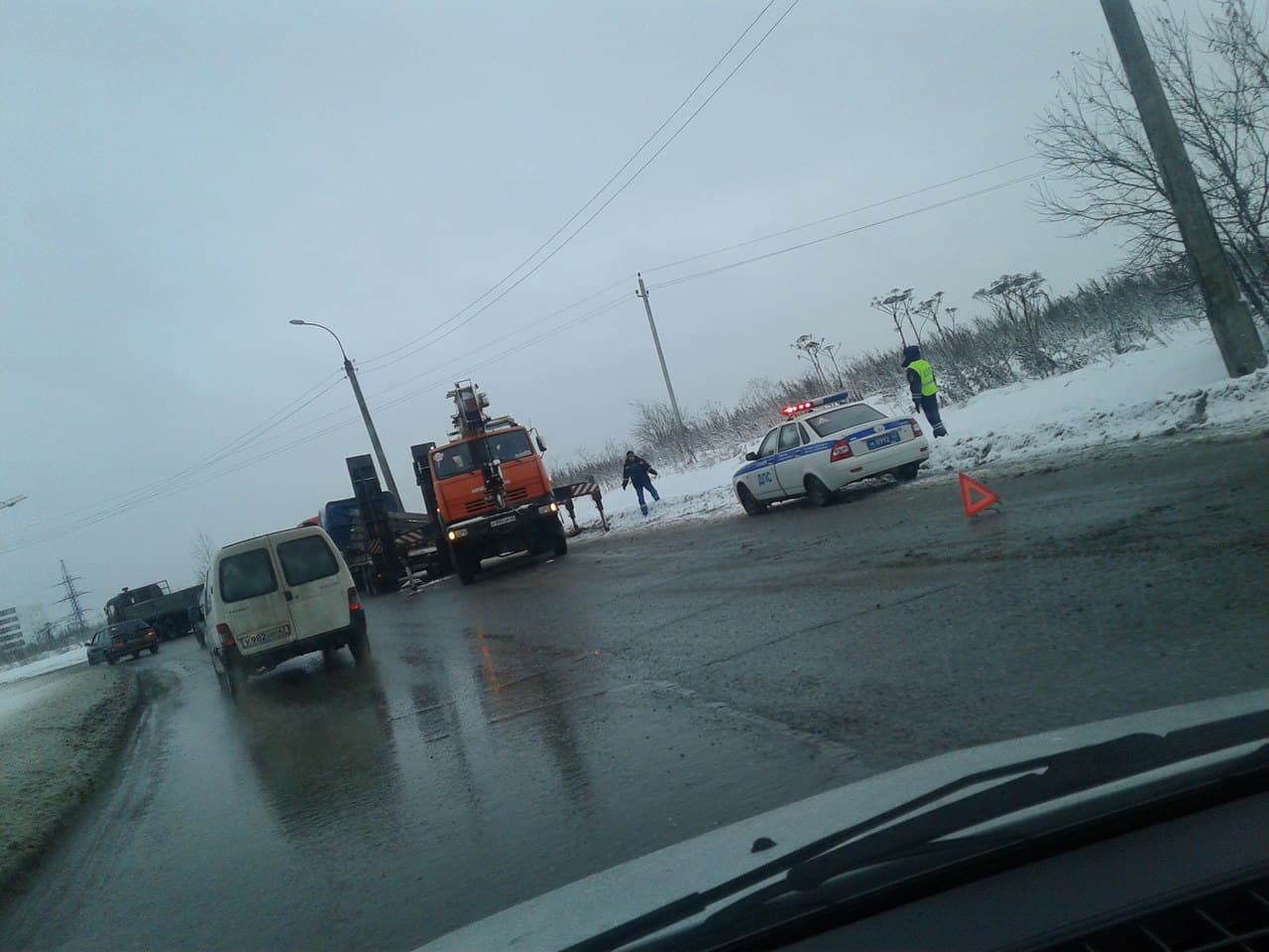 На Советском тракте с прицепа грузовика упали ЖБ плиты