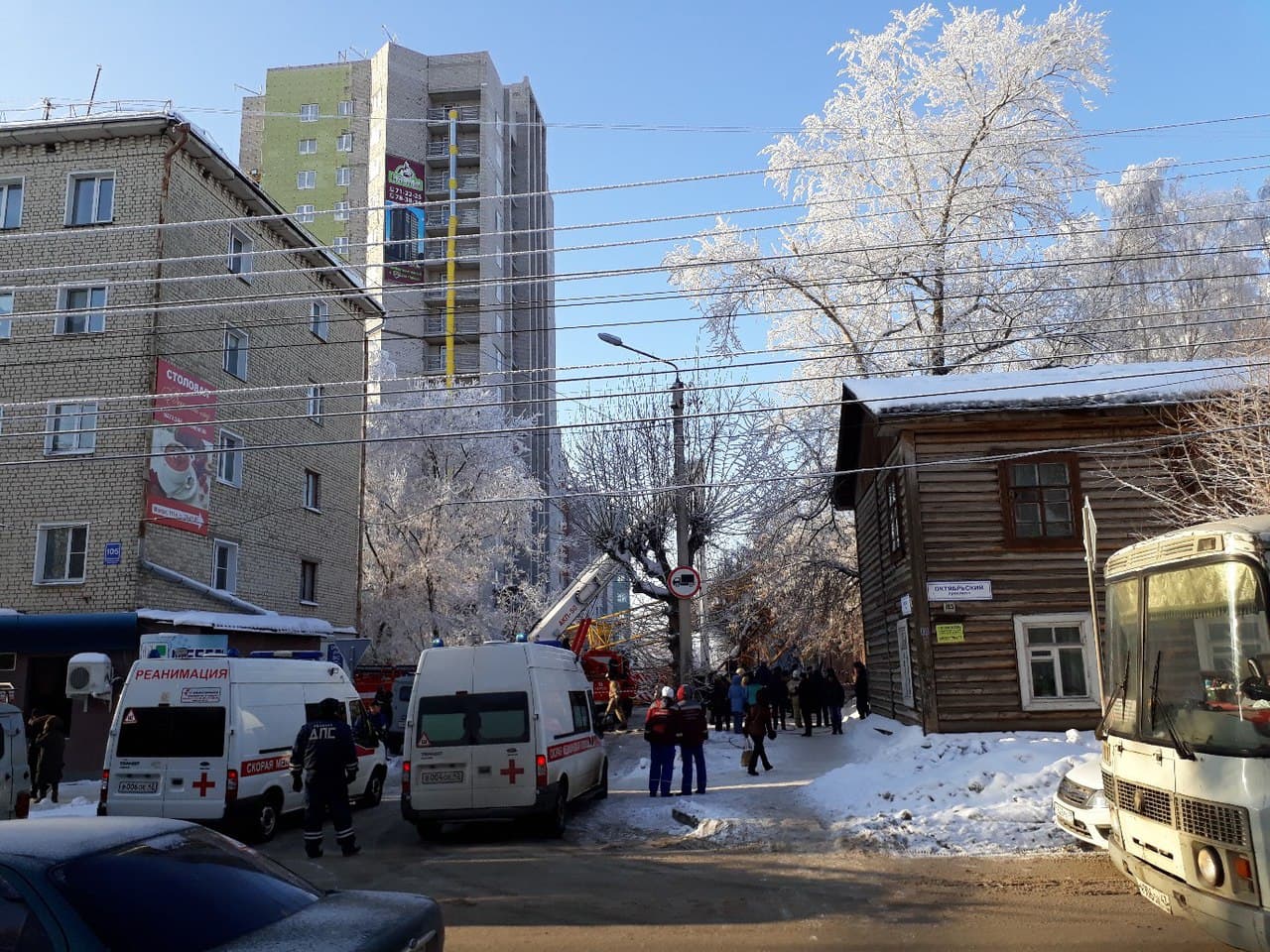 Из-за упавшего крана на Октябрьском проспекте затруднено движение