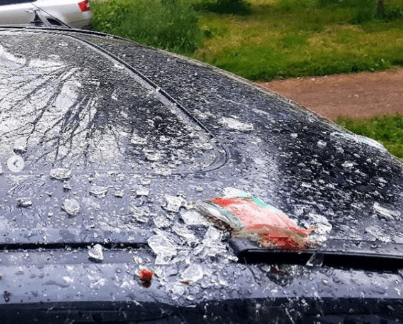 Соседи помогли найти женщину, сбросившую банку на внедорожник