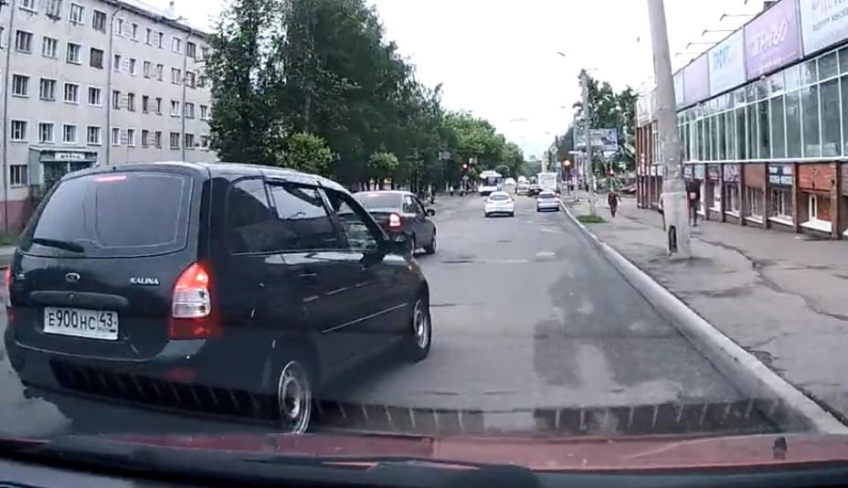 Водитель пытался проучить коллегу по потоку за подрезание