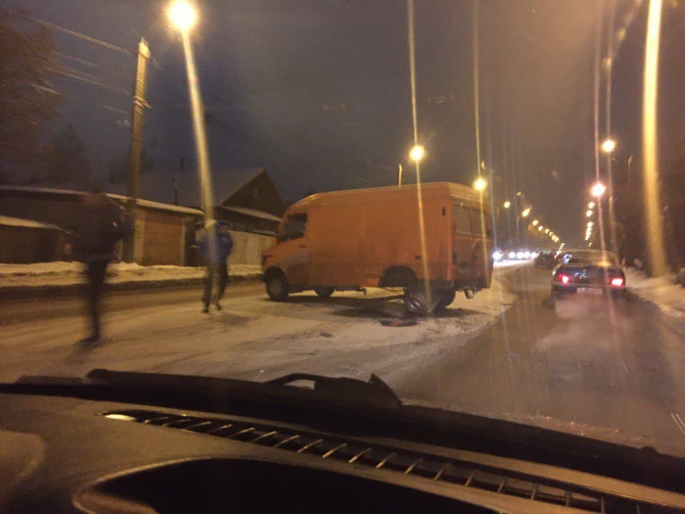 На Луганской разбитый «Мерседес» перегородил часть улицы