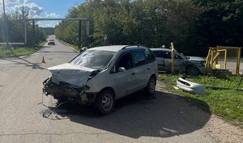 Пять человек пострадали при столкновении легковушек в Кировской области