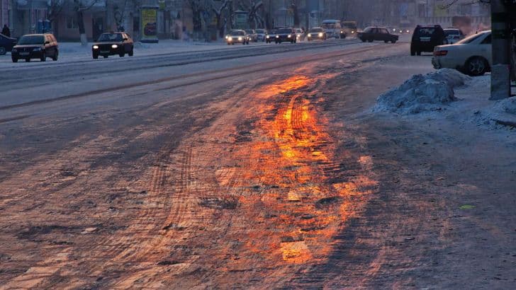 У «Атланта» на Воровского гололед из-за аварии на водопроводе