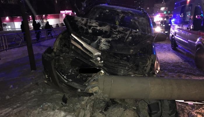 Пьяный повалил столб: подробности жесткого ДТП на Ленина в Кирове