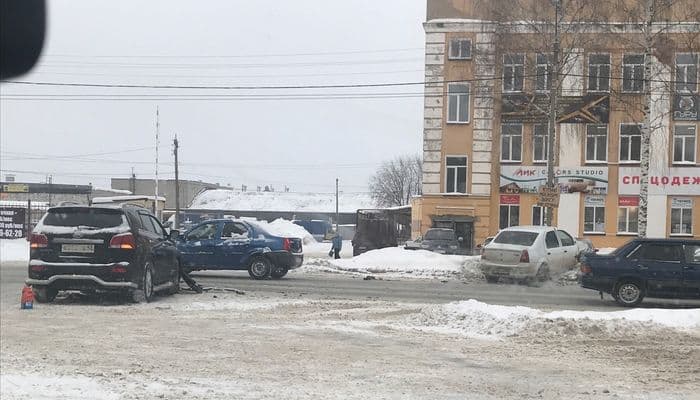 Авария на перекрестке Маклина и Хлебозаводского проезда: “француз” улетел в сугроб