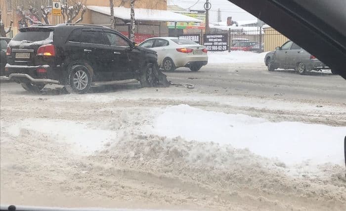 Авария на перекрестке Маклина и Хлебозаводского проезда: “француз” улетел в сугроб