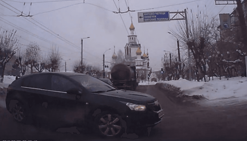 Снова NEON и снова машина на сугробе - авария на Ломоносова