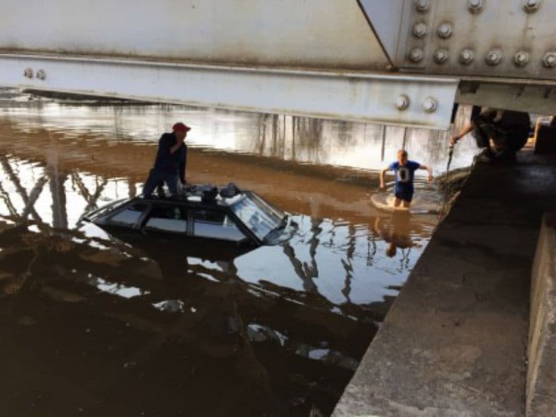 По дороге в Каркино разлилась огромная лужа