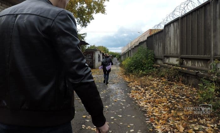 “Девушка, мы приехали”, - сказал таксист, остановившись в гаражах