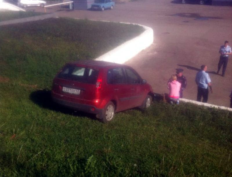 Автоледи в Кирове съехала к вокзалу через тротуар и газон