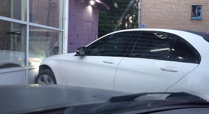 Пьяная девушка хотела погреться в машине и врезалась в клуб