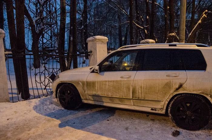 Тройное ДТП на Октябрьском: Mercedes влетел в железный забор