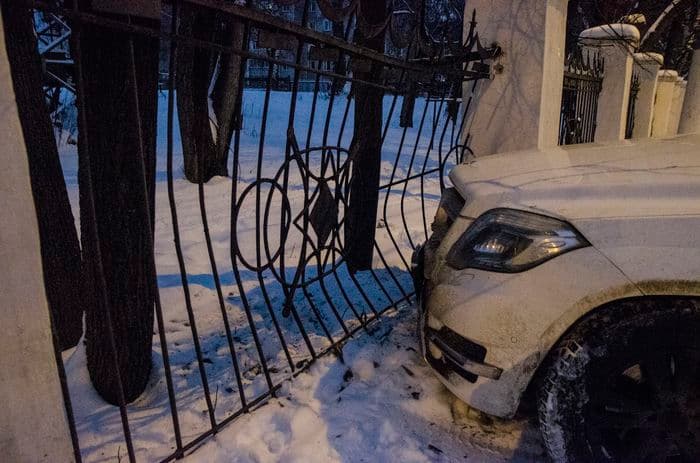 Тройное ДТП на Октябрьском: Mercedes влетел в железный забор