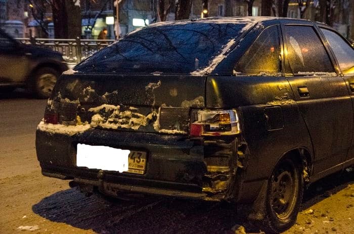 Тройное ДТП на Октябрьском: Mercedes влетел в железный забор