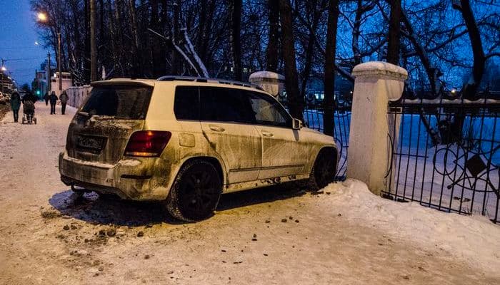 Тройное ДТП на Октябрьском: Mercedes влетел в железный забор