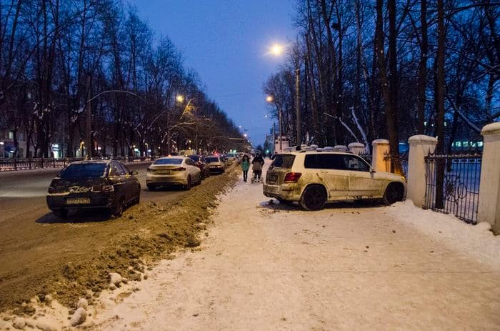 Тройное ДТП на Октябрьском: Mercedes влетел в железный забор