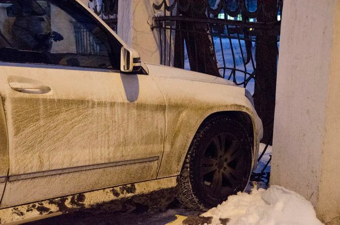 Тройное ДТП на Октябрьском: Mercedes влетел в железный забор