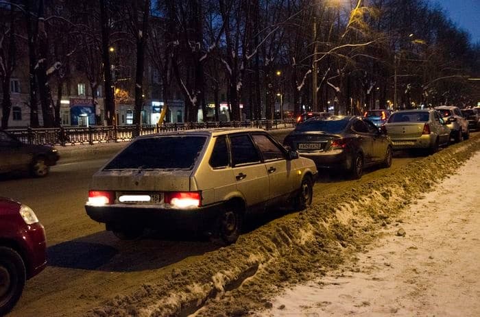 Тройное ДТП на Октябрьском: Mercedes влетел в железный забор