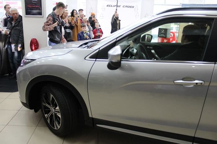 Что происходит в автосалонах с автомобилями, которые долго не продаются? 