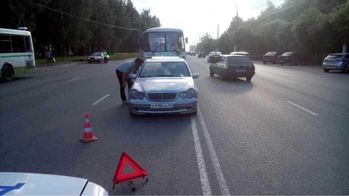 На Московской водитель «ПАЗика» протаранил «Мерседес»