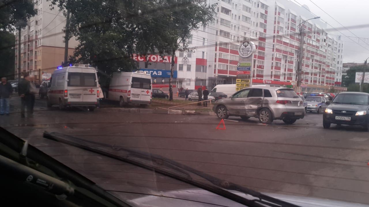 На Московской «скорая» врезалась в кроссовер