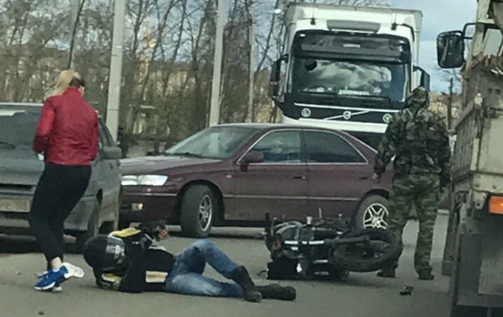 На Лесной мотоциклист врезался в 3 машины