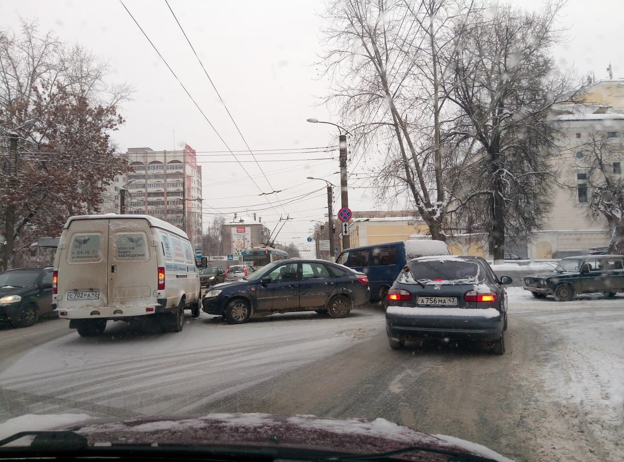 В Кирове затруднен проезд по Преображенской