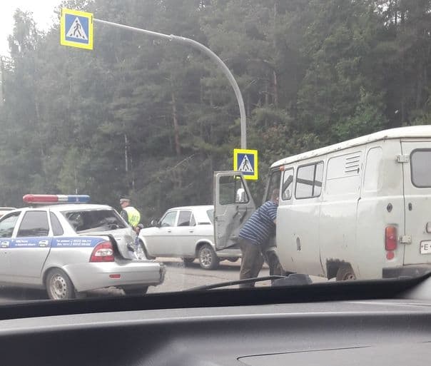 “УАЗик” въехал в зад сотрудникам ГИБДД