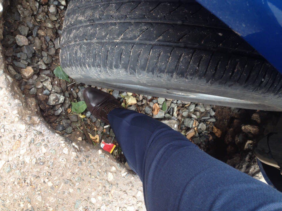 На Октябрьском проспекте под асфальт провалился Chevrolet