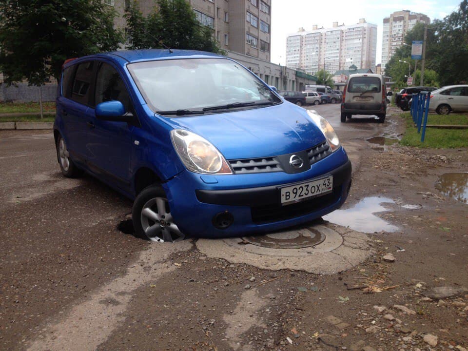 На Октябрьском проспекте под асфальт провалился Chevrolet